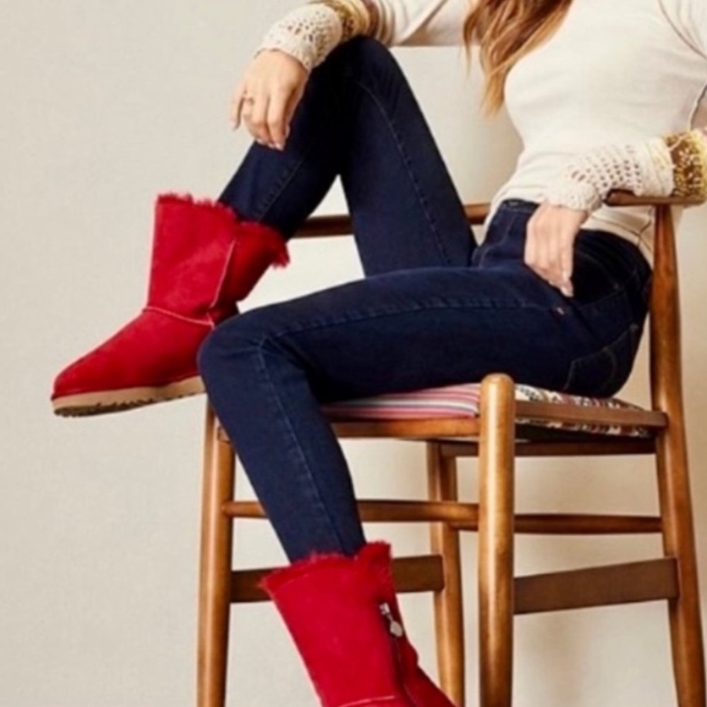 🆕️ Bearpaw Midcalf Red Toggle Boots. NWOT